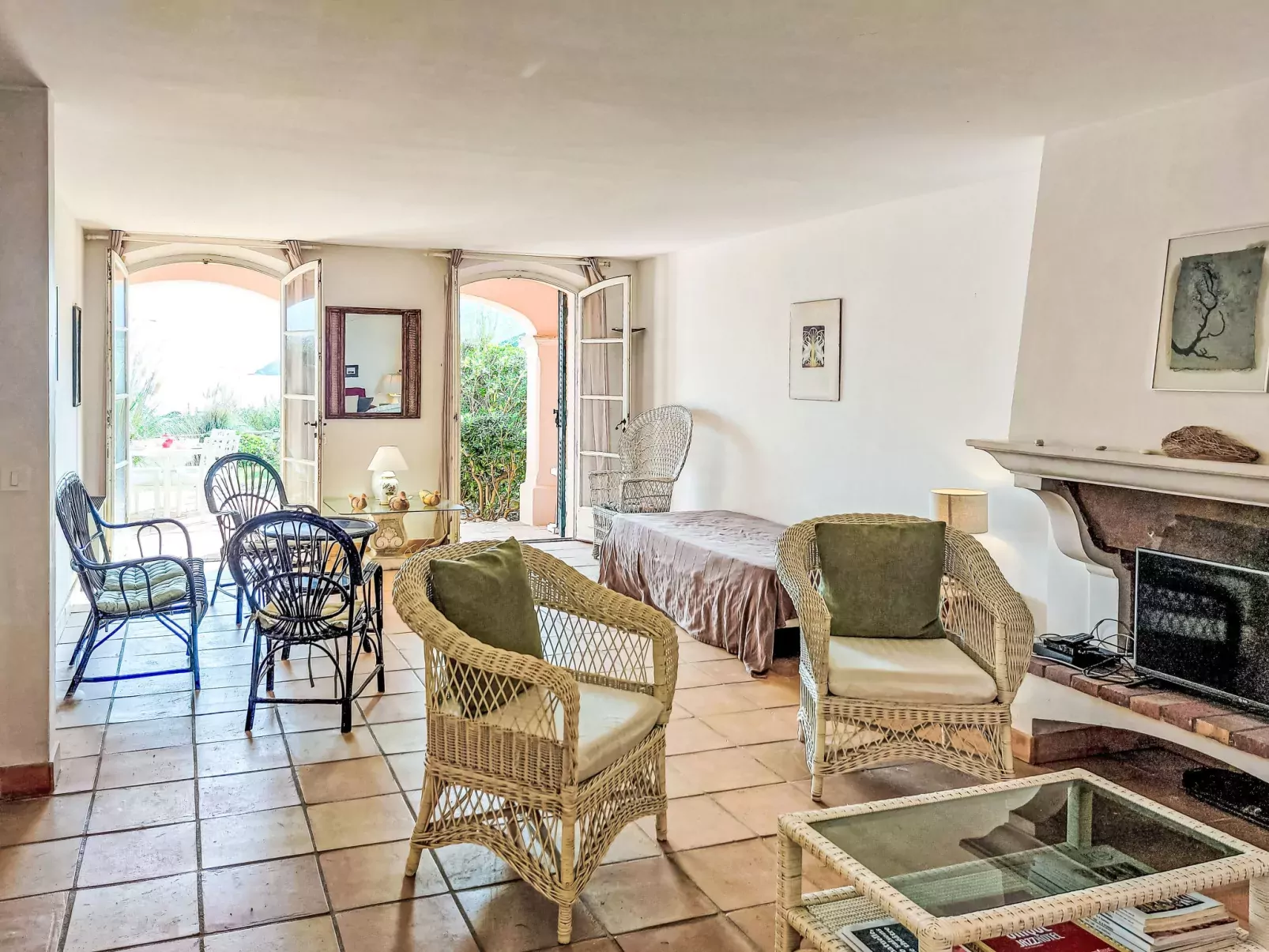 Bonne Terrasse-Inside