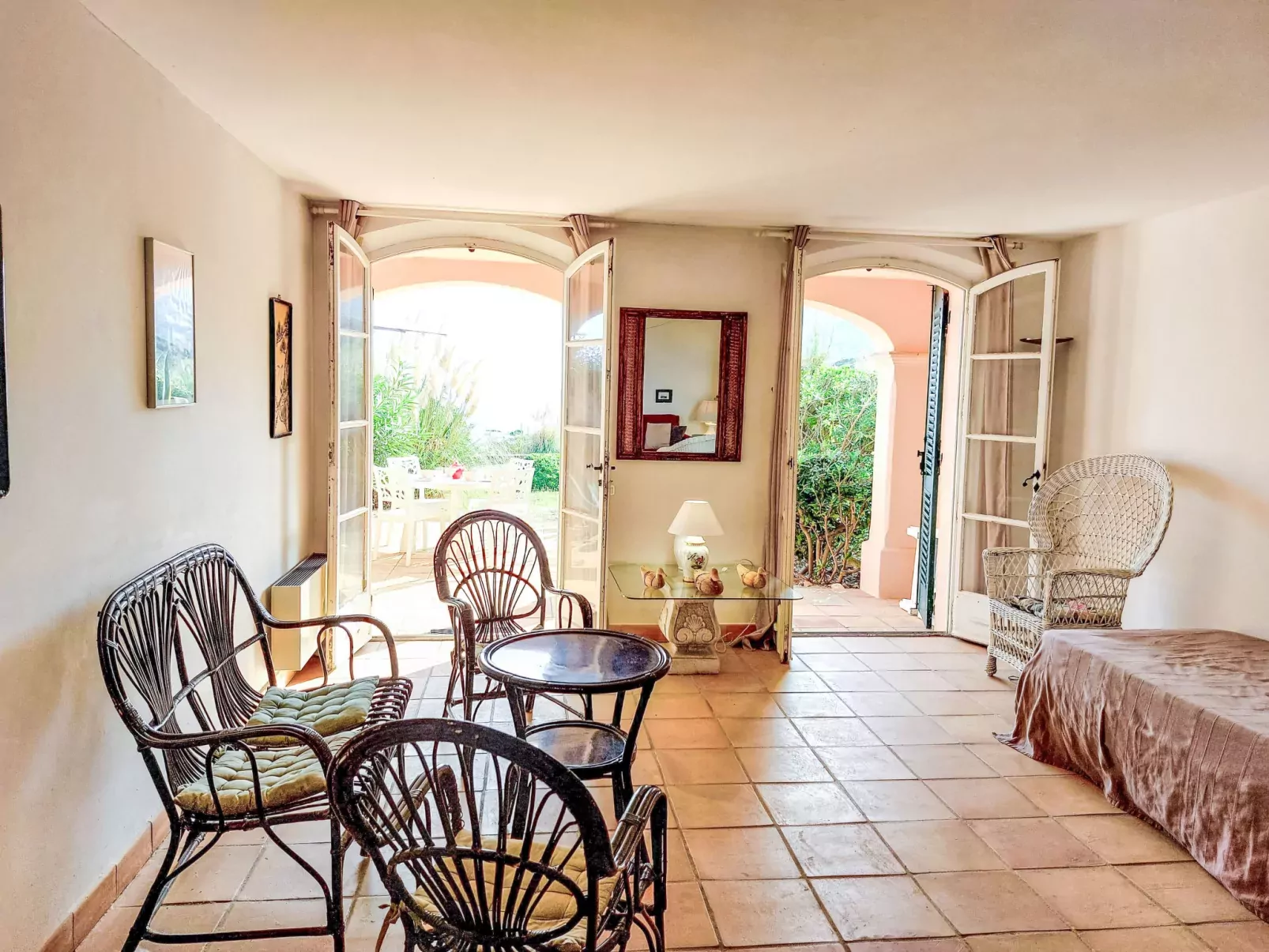 Bonne Terrasse-Inside