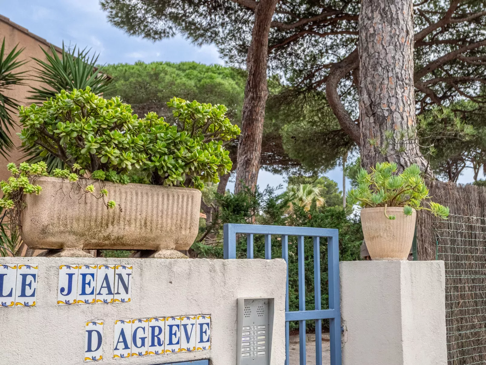 Jean d'Agreve-Outside