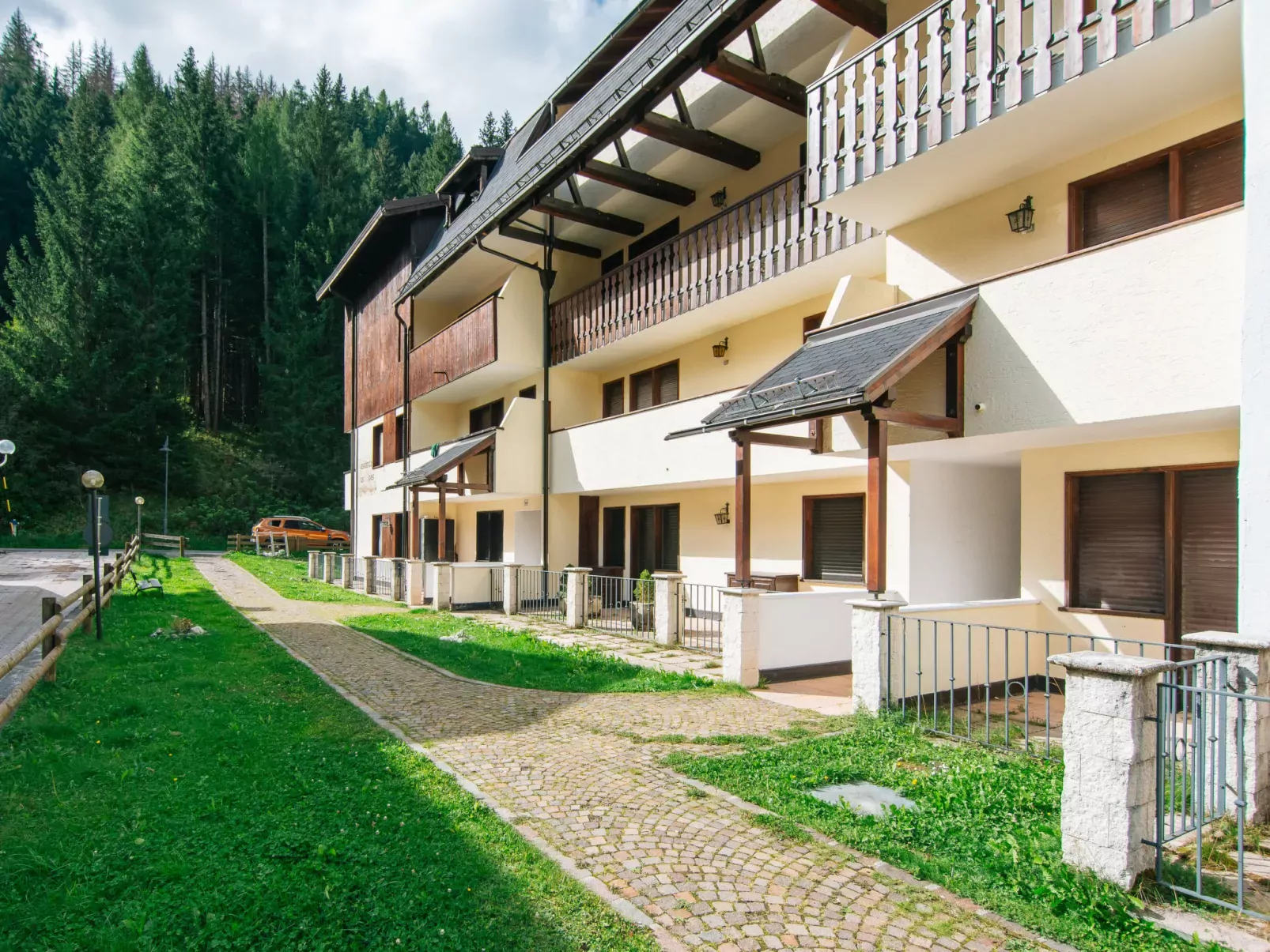 Des Alpes-Outside