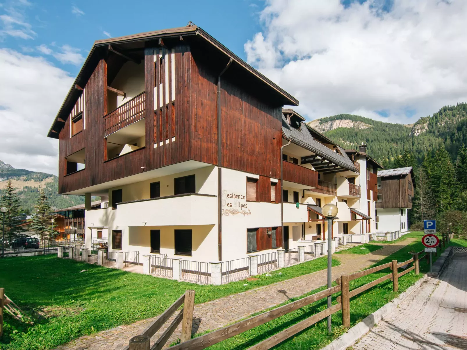 Des Alpes-Outside