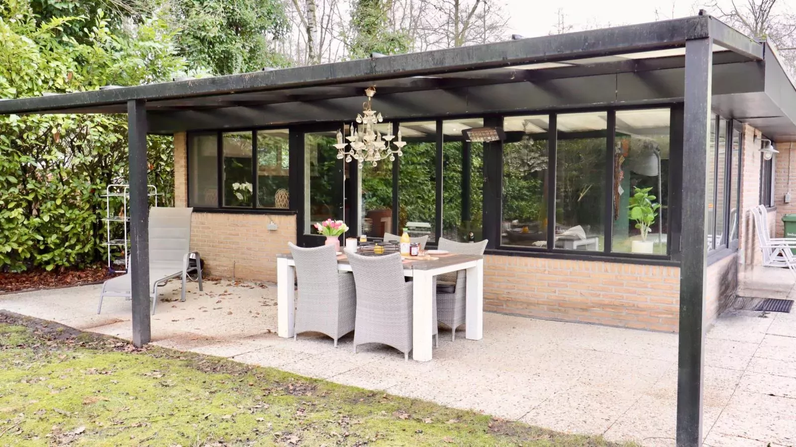 Sonnig Bungalow-Garden winter