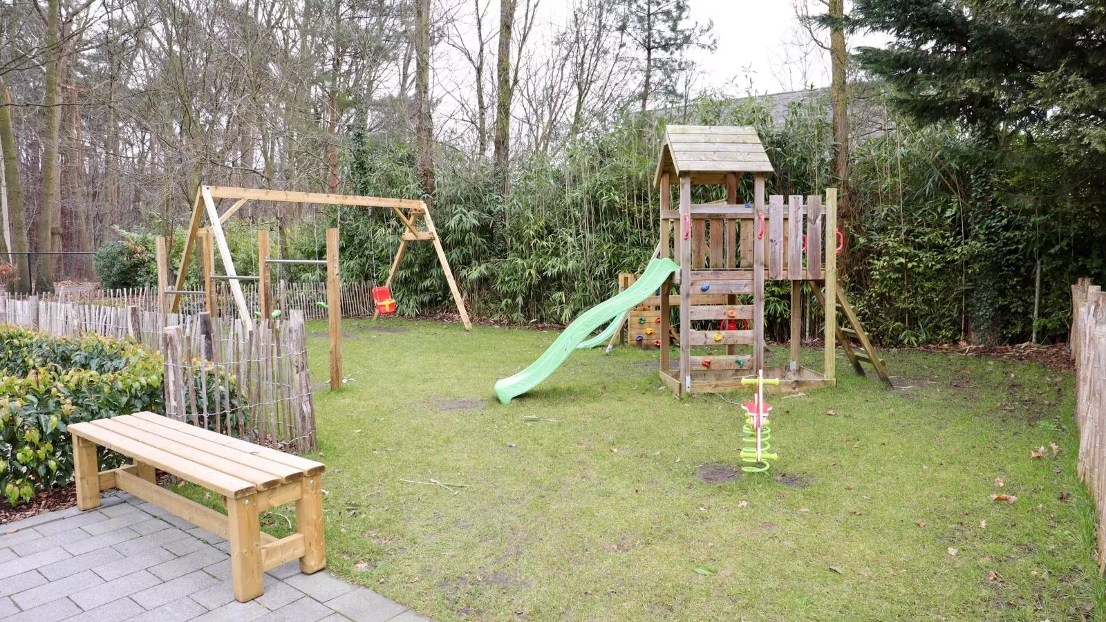 Sonnig Bungalow-Garden winter