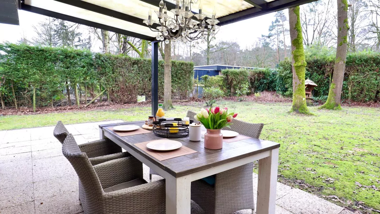 Sonnig Bungalow-Garden winter