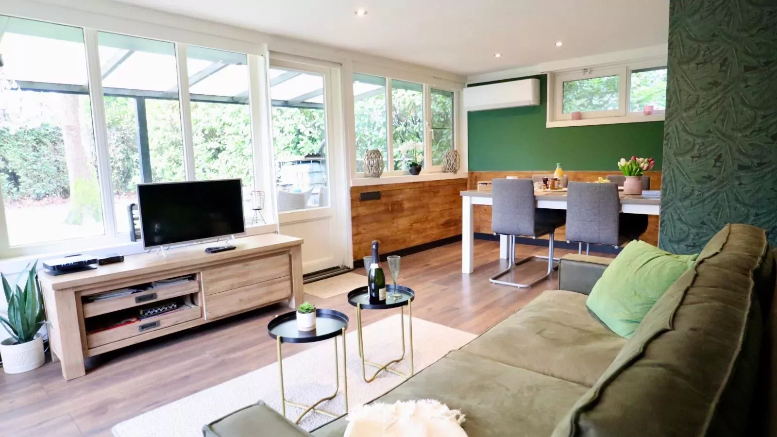 Sonnig Bungalow-Living room