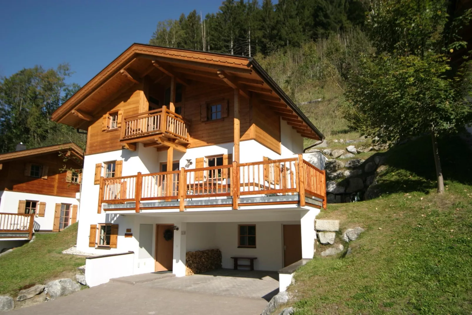 Chalets im Wald-Außenbereich Sommer