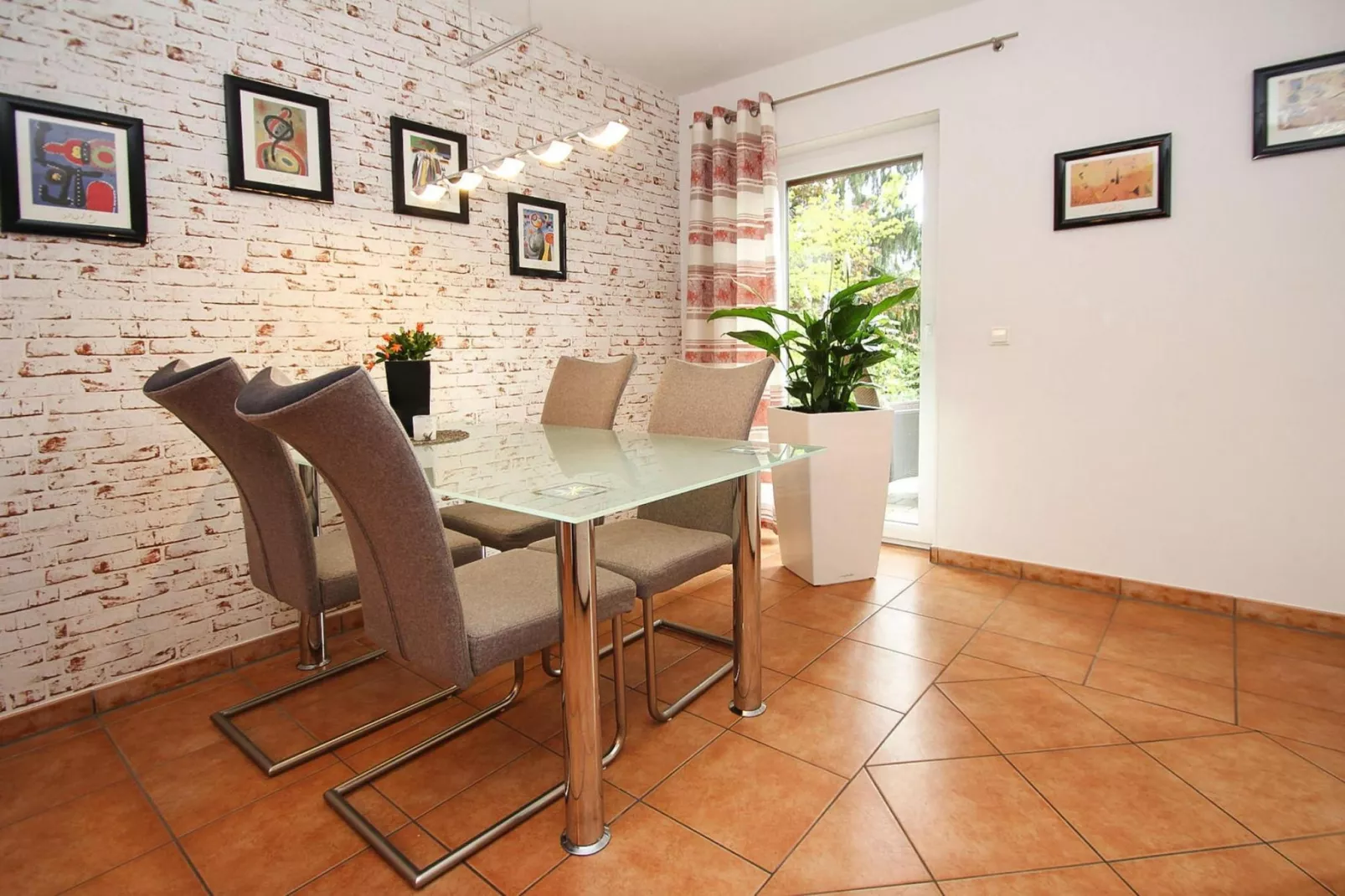 Doppelhaushälfte mit Sonnenterrasse-Dining room
