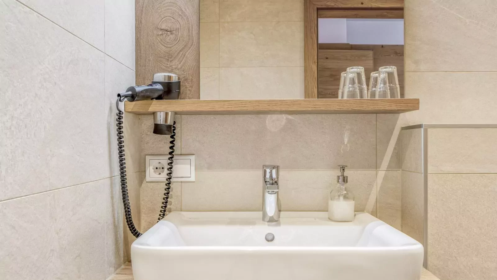 Helfenstein Lodge-Bathroom