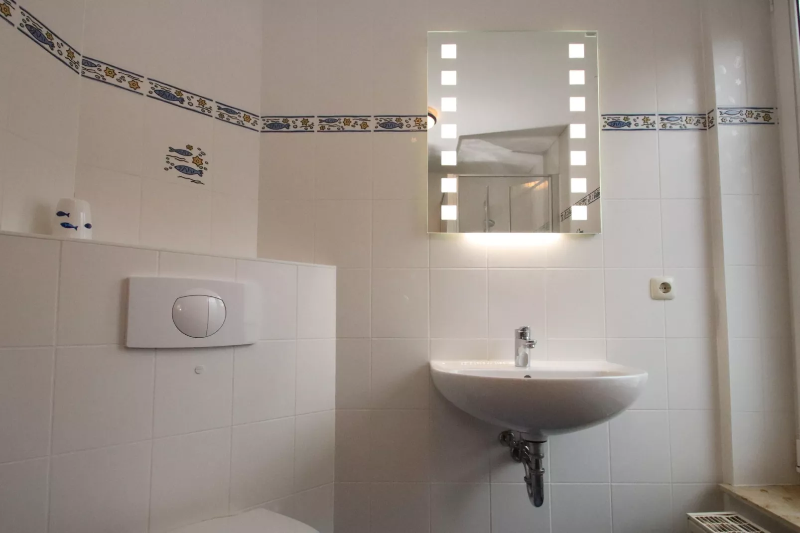 Bernstein mit Balkon am Sandstrand-Bathroom