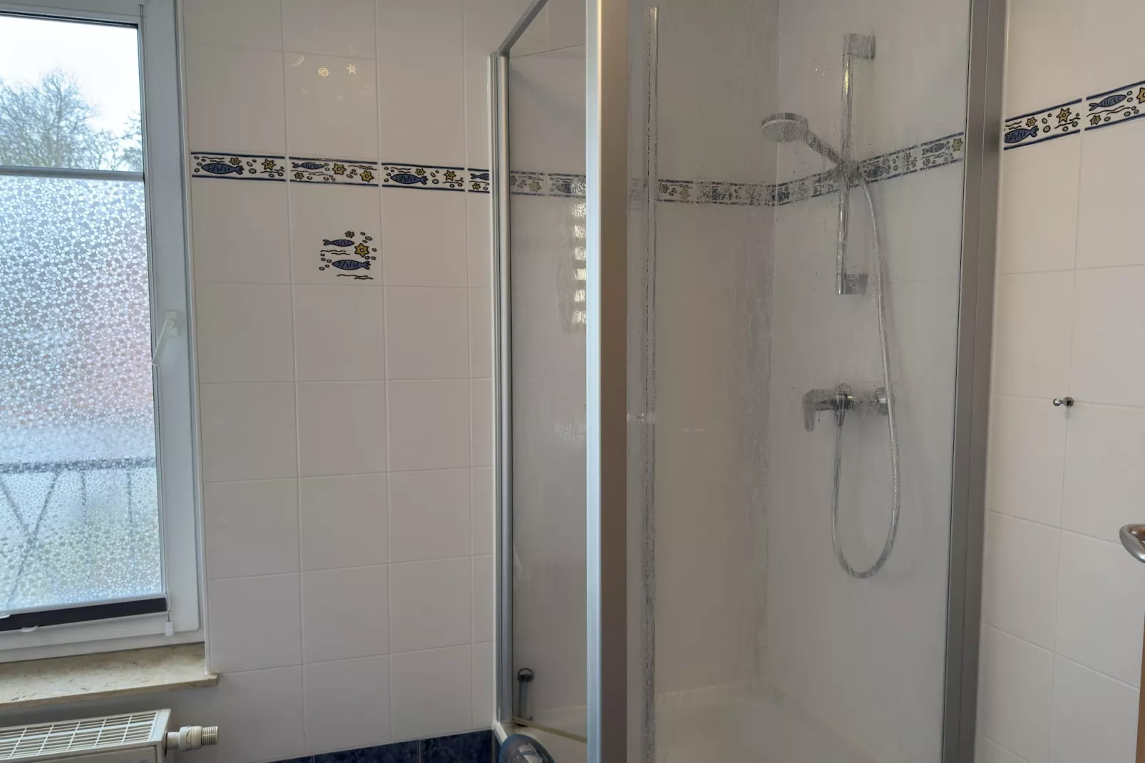 Bernstein mit Balkon am Sandstrand-Bathroom
