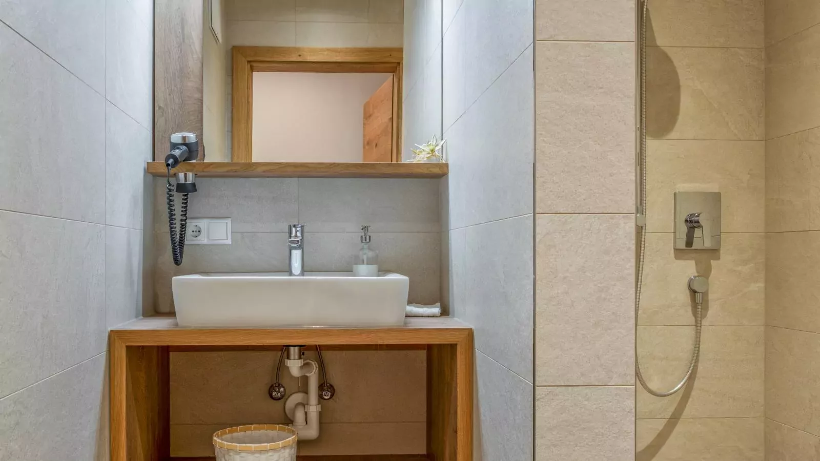 Helfenstein Lodge-Bathroom