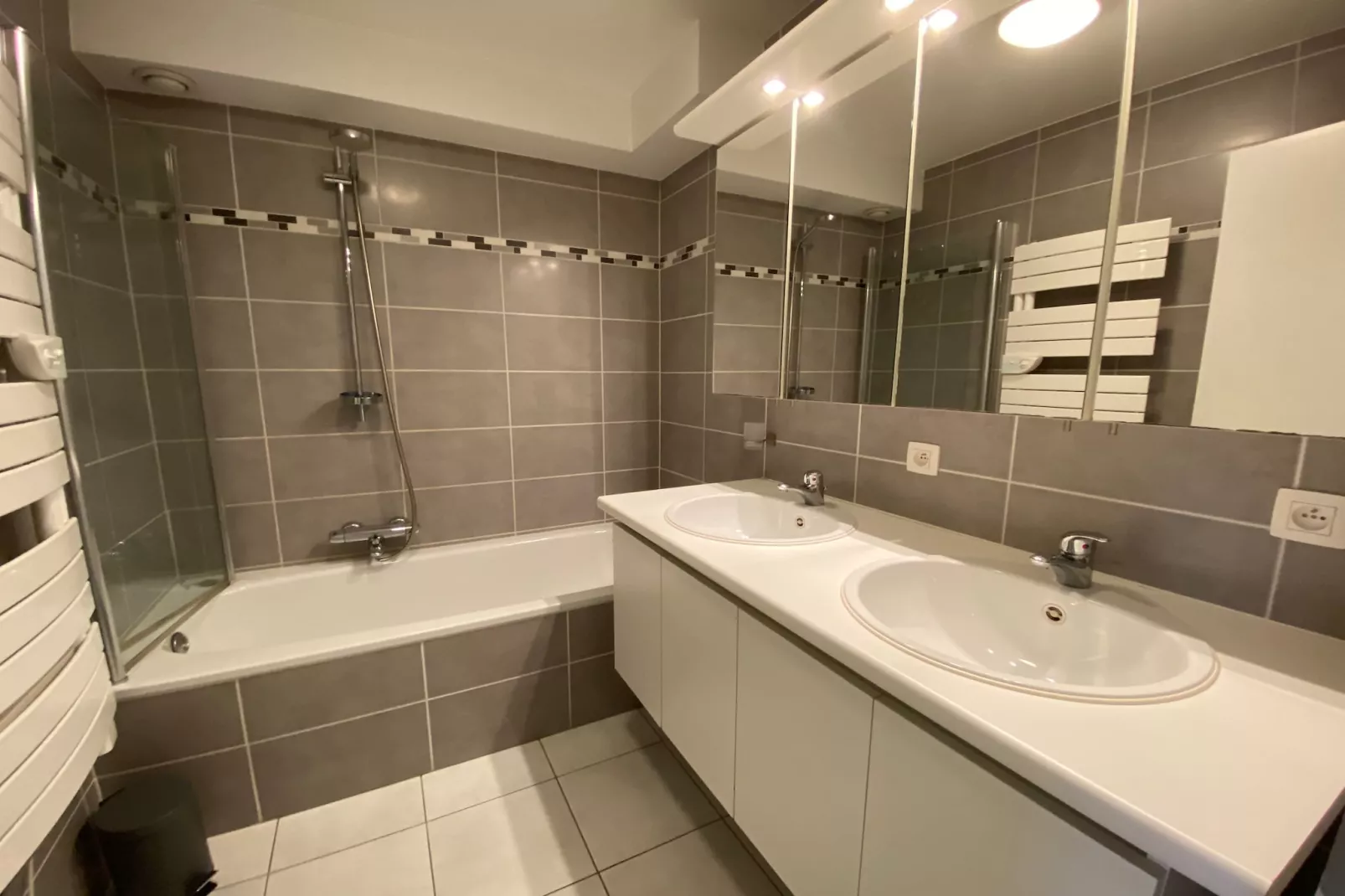 HELIOS-Bathroom