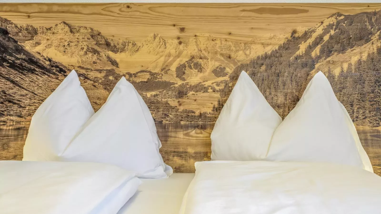 Helfenstein Lodge-Bedroom
