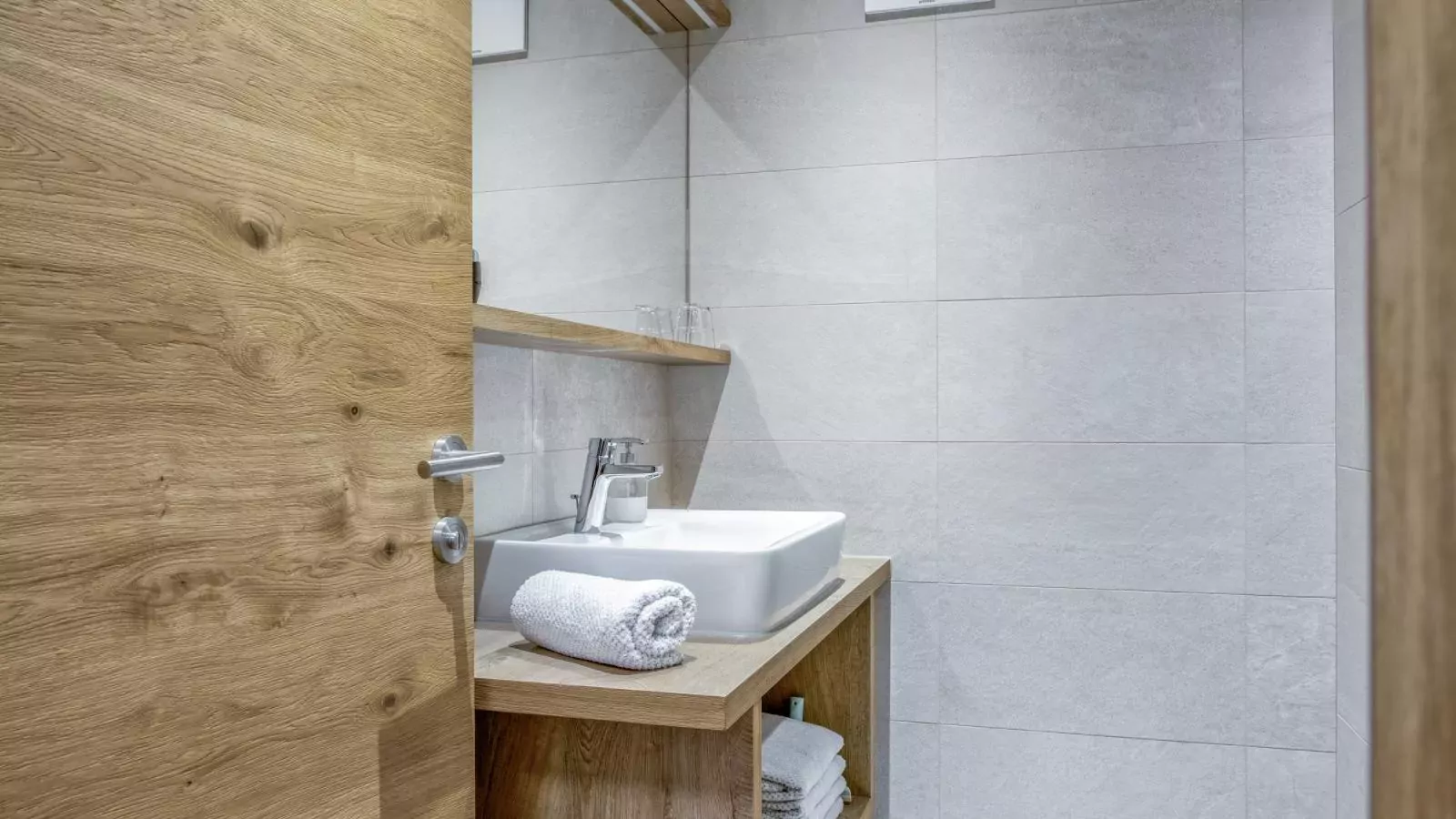 Helfenstein Lodge-Bathroom