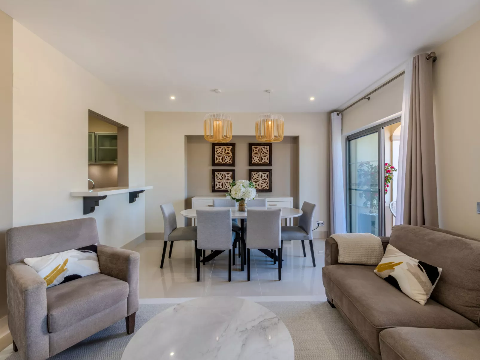 Pine Hills Diadema-Inside