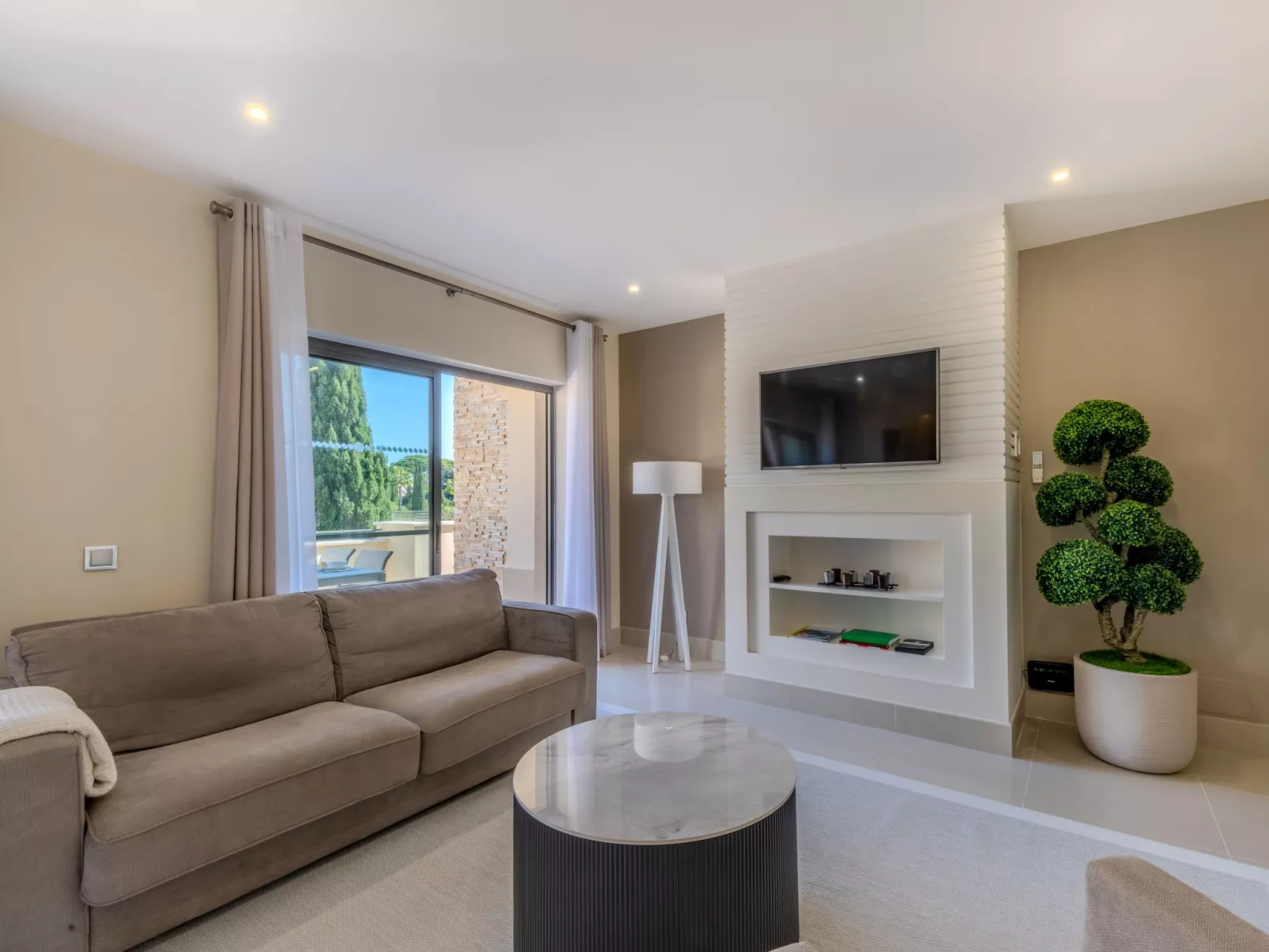 Pine Hills Diadema-Inside