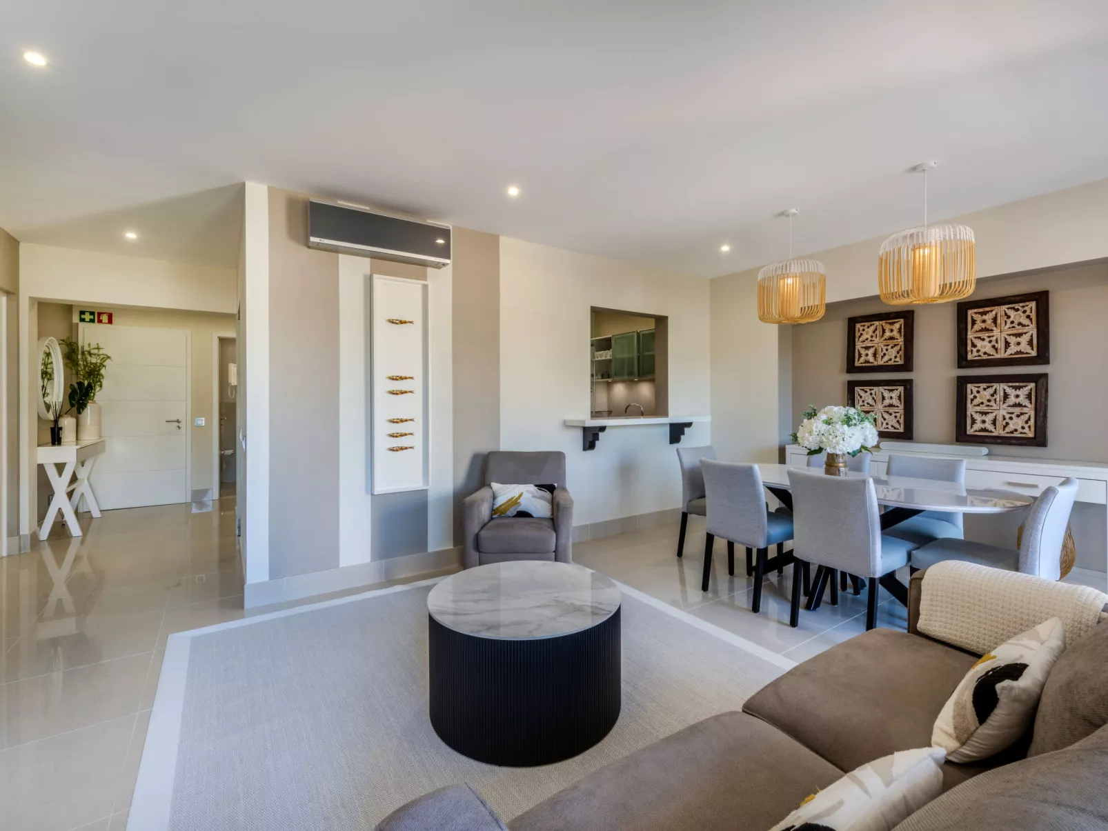 Pine Hills Diadema-Inside