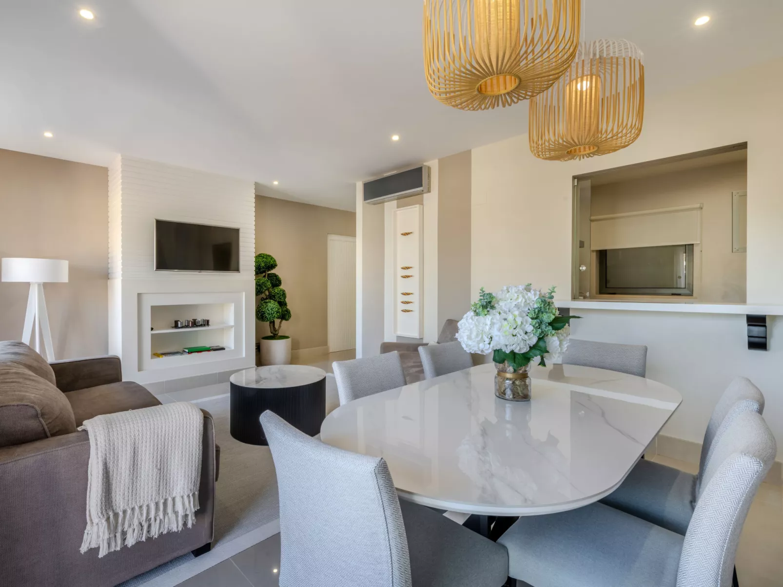 Pine Hills Diadema-Inside