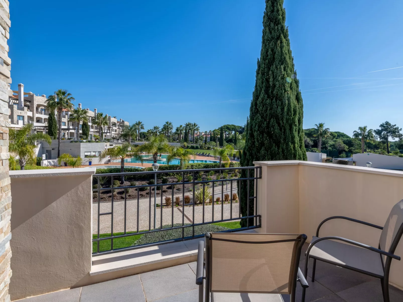 Pine Hills Diadema-Outside
