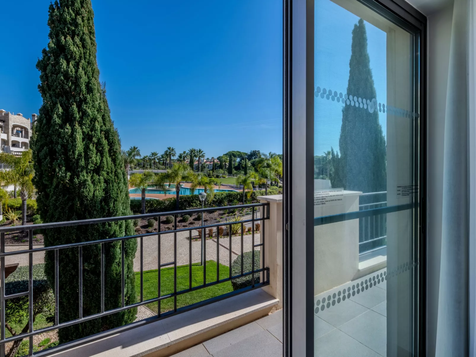 Pine Hills Diadema-Outside