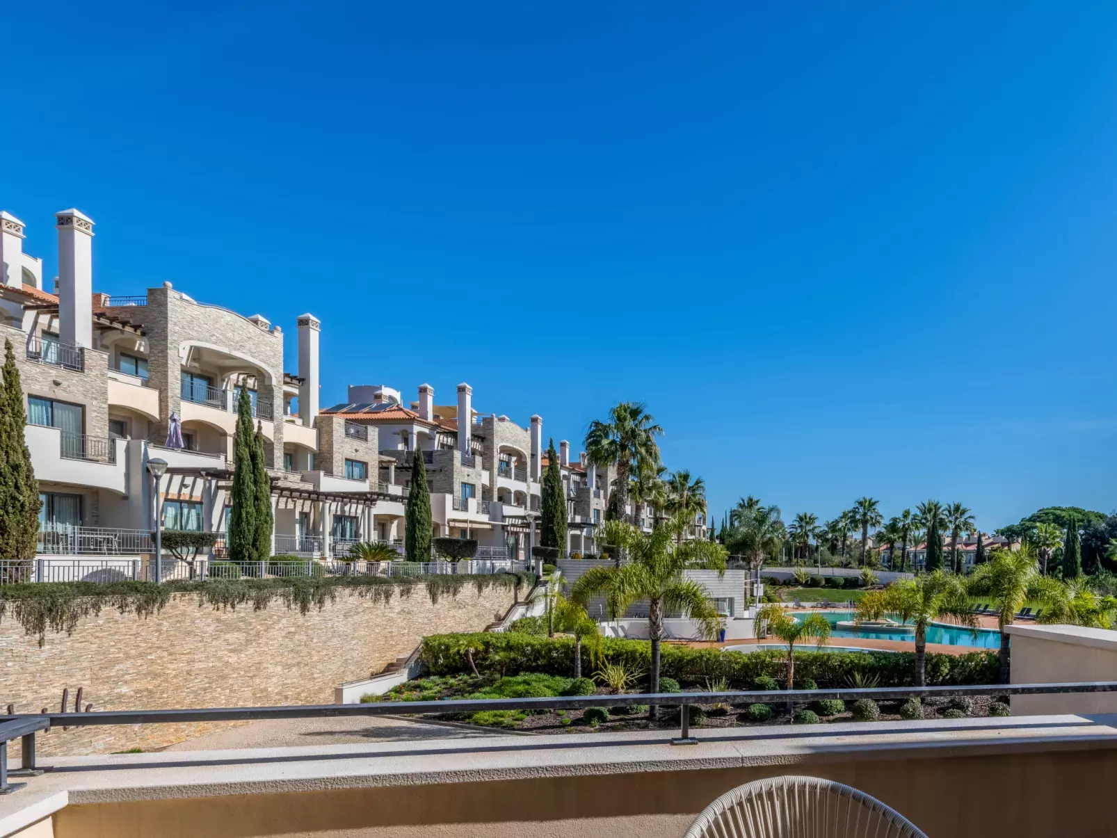 Pine Hills Diadema-Outside