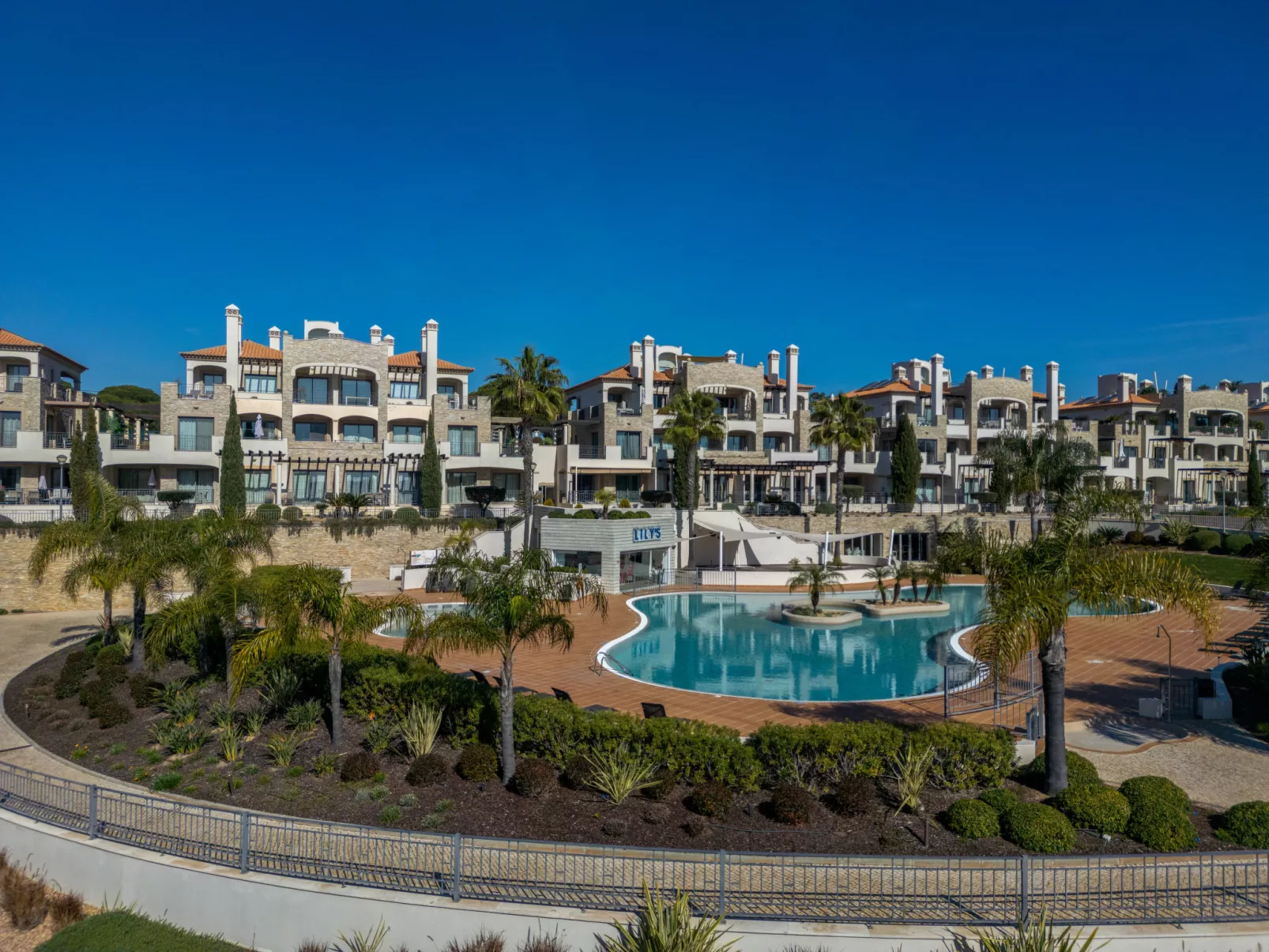 Pine Hills Diadema-Outside