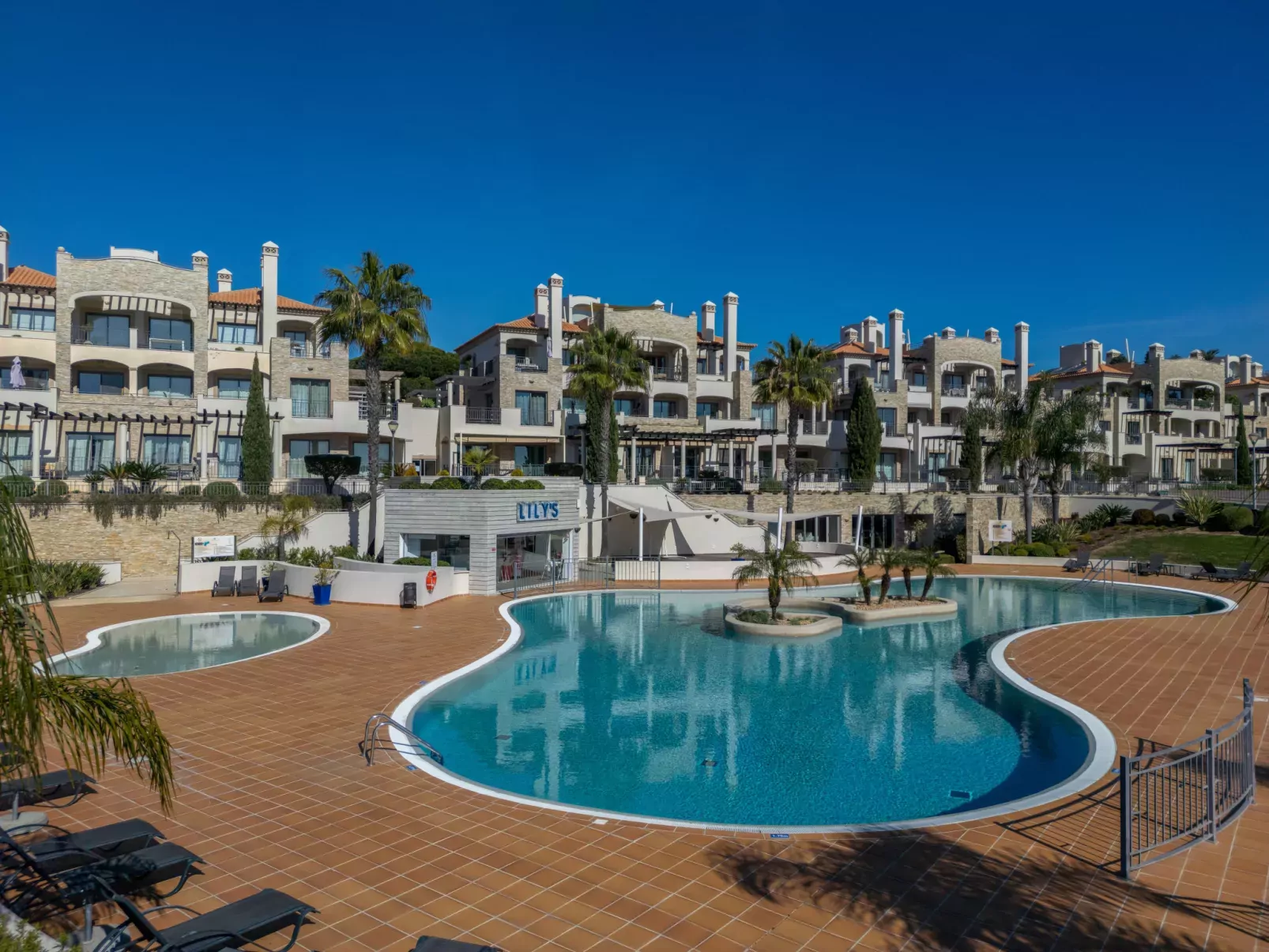 Pine Hills Diadema-Outside