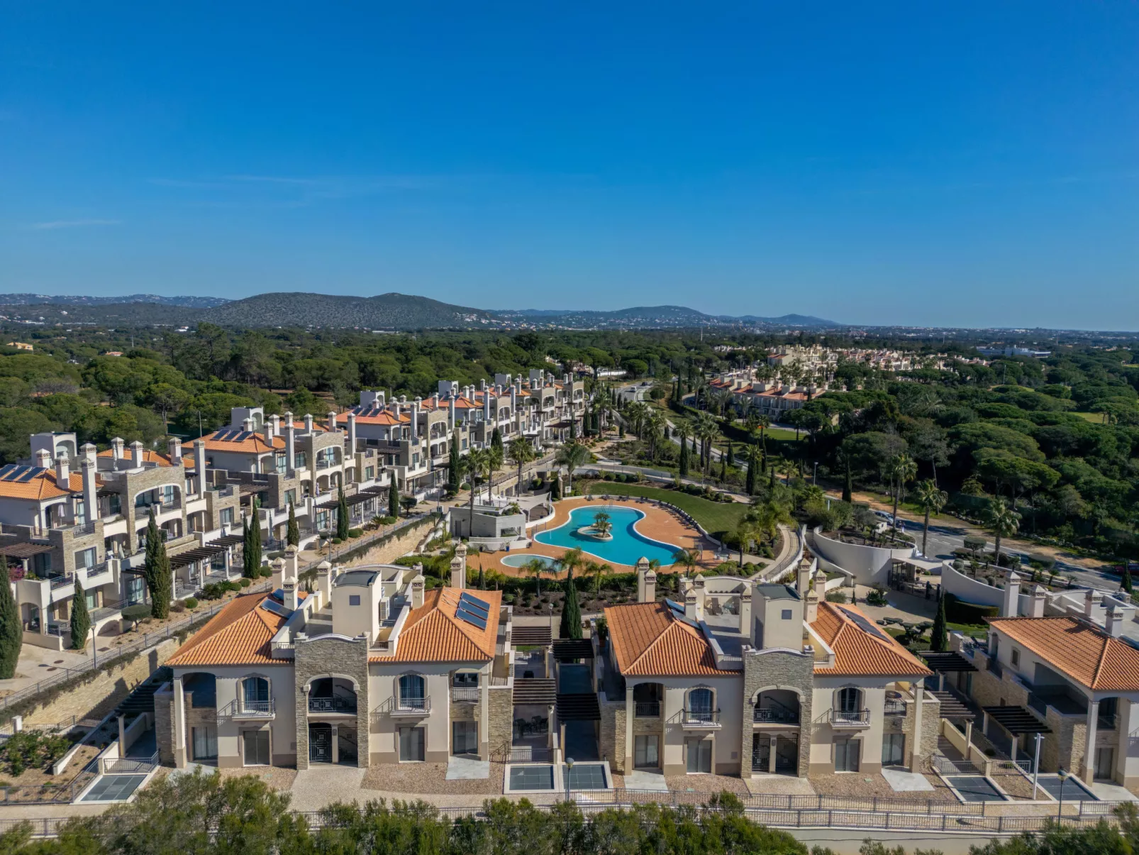 Pine Hills Diadema-Outside