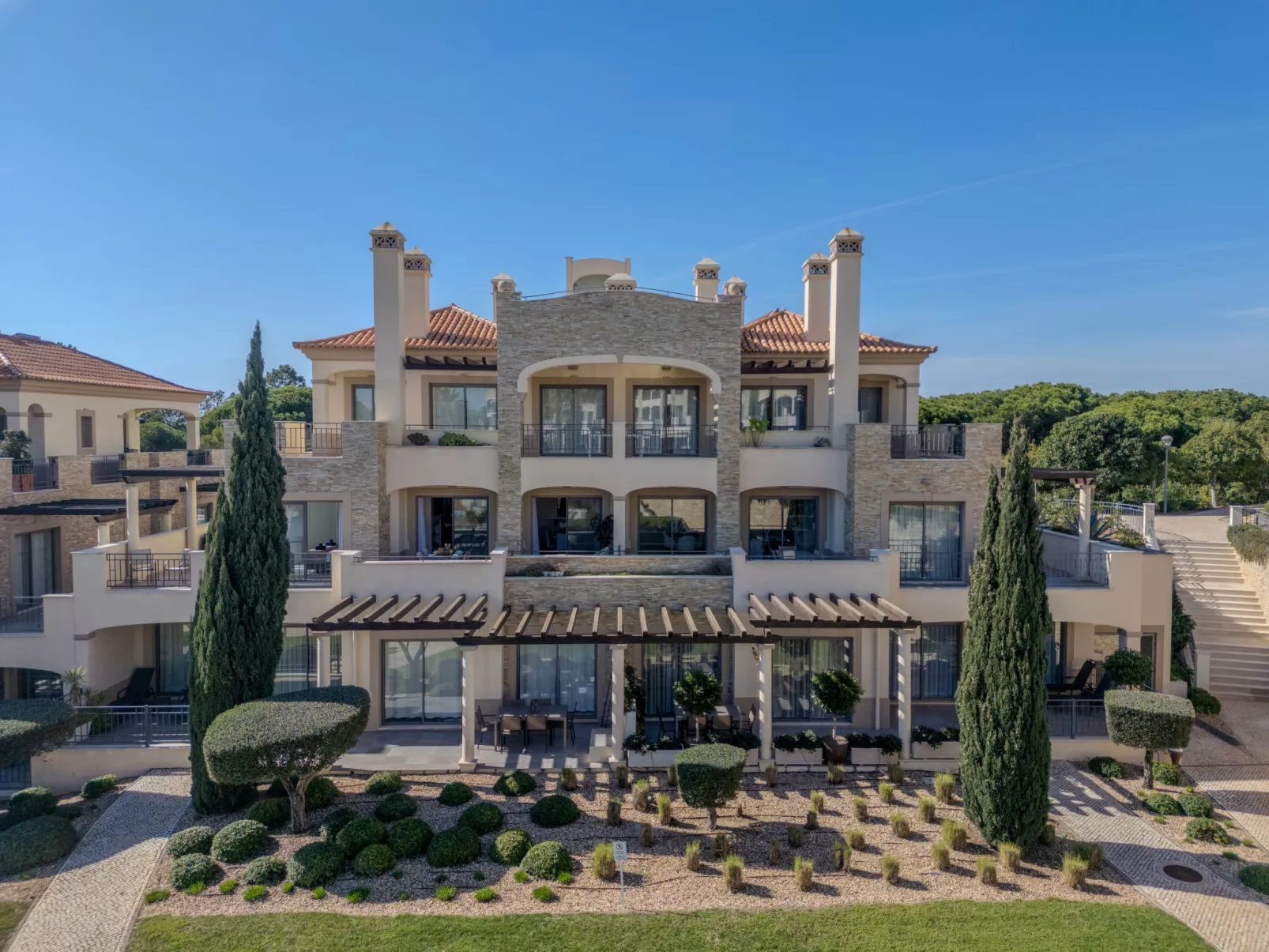 Pine Hills Diadema-Outside