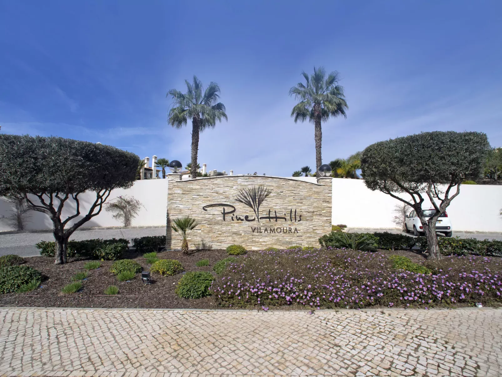 Pine Hills Diadema-Outside