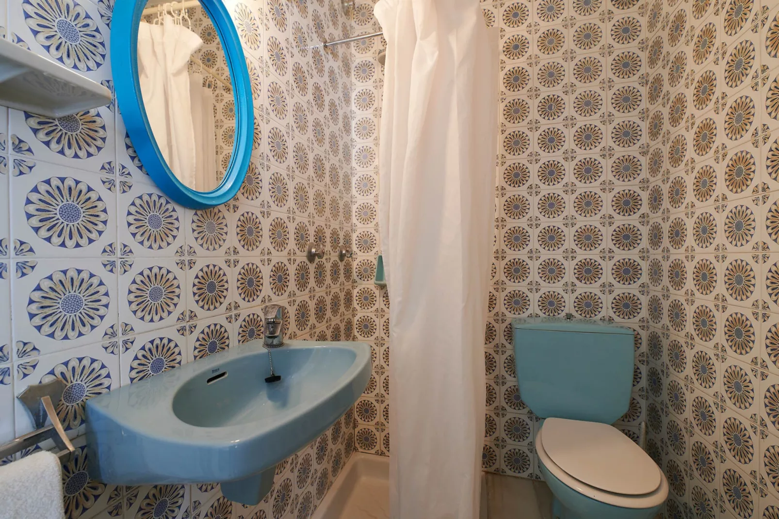 Aurora-Bathroom