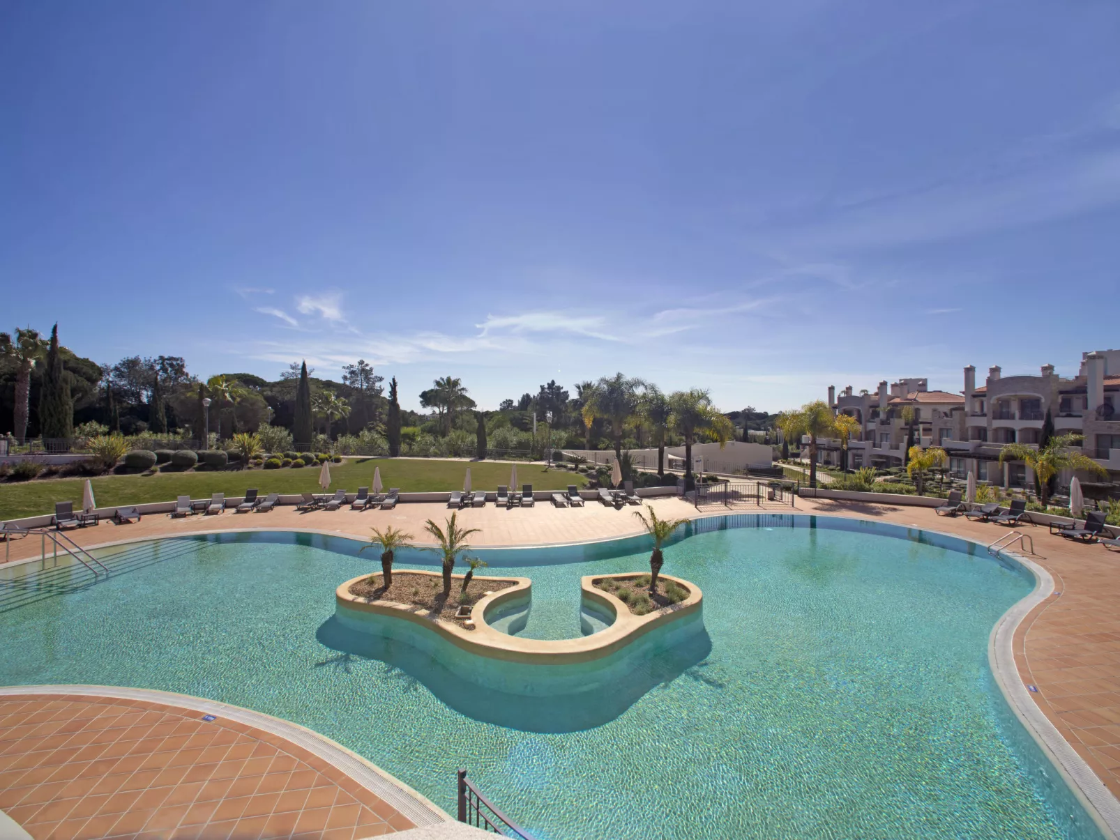 Pine Hills Diadema-Outside