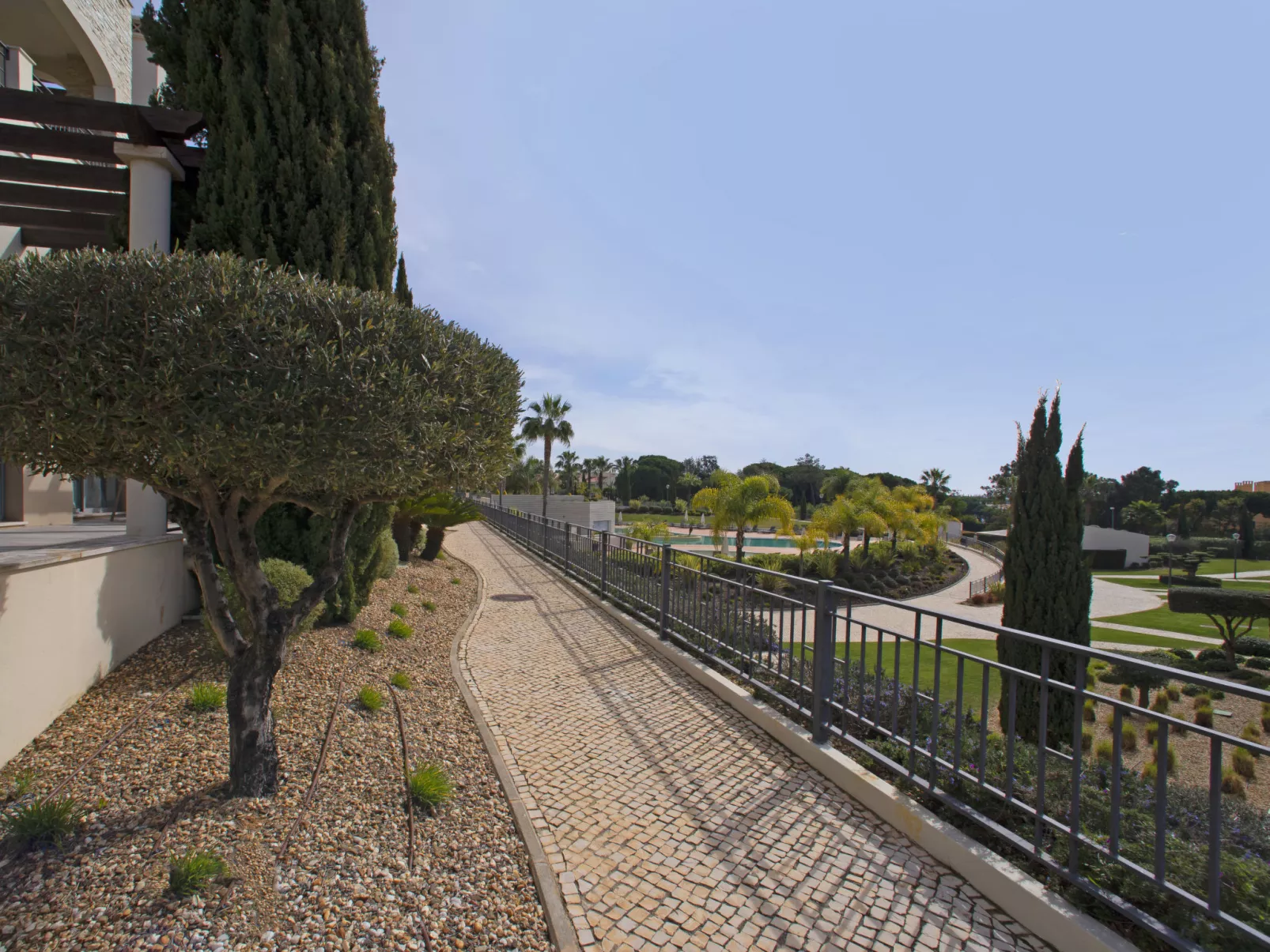 Pine Hills Diadema-Outside