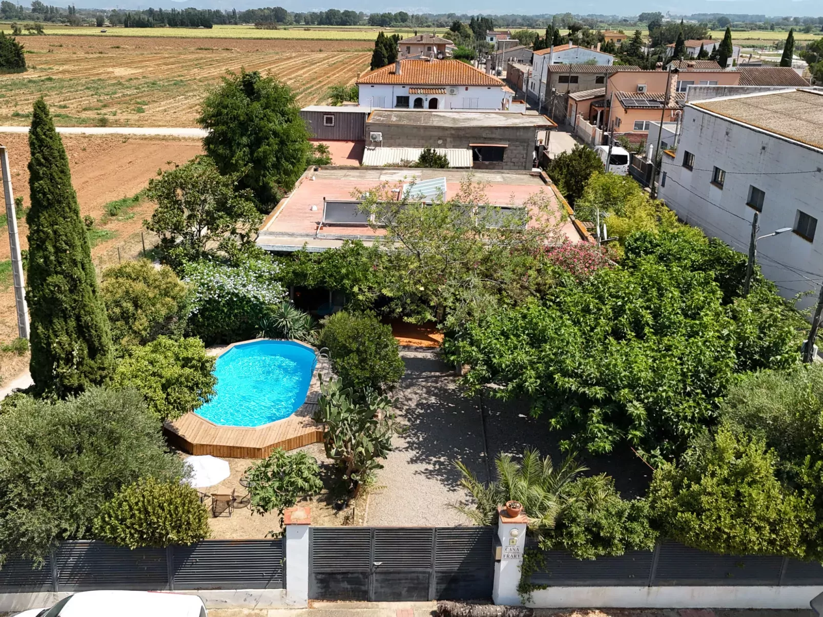 Ave de Paso-Outside