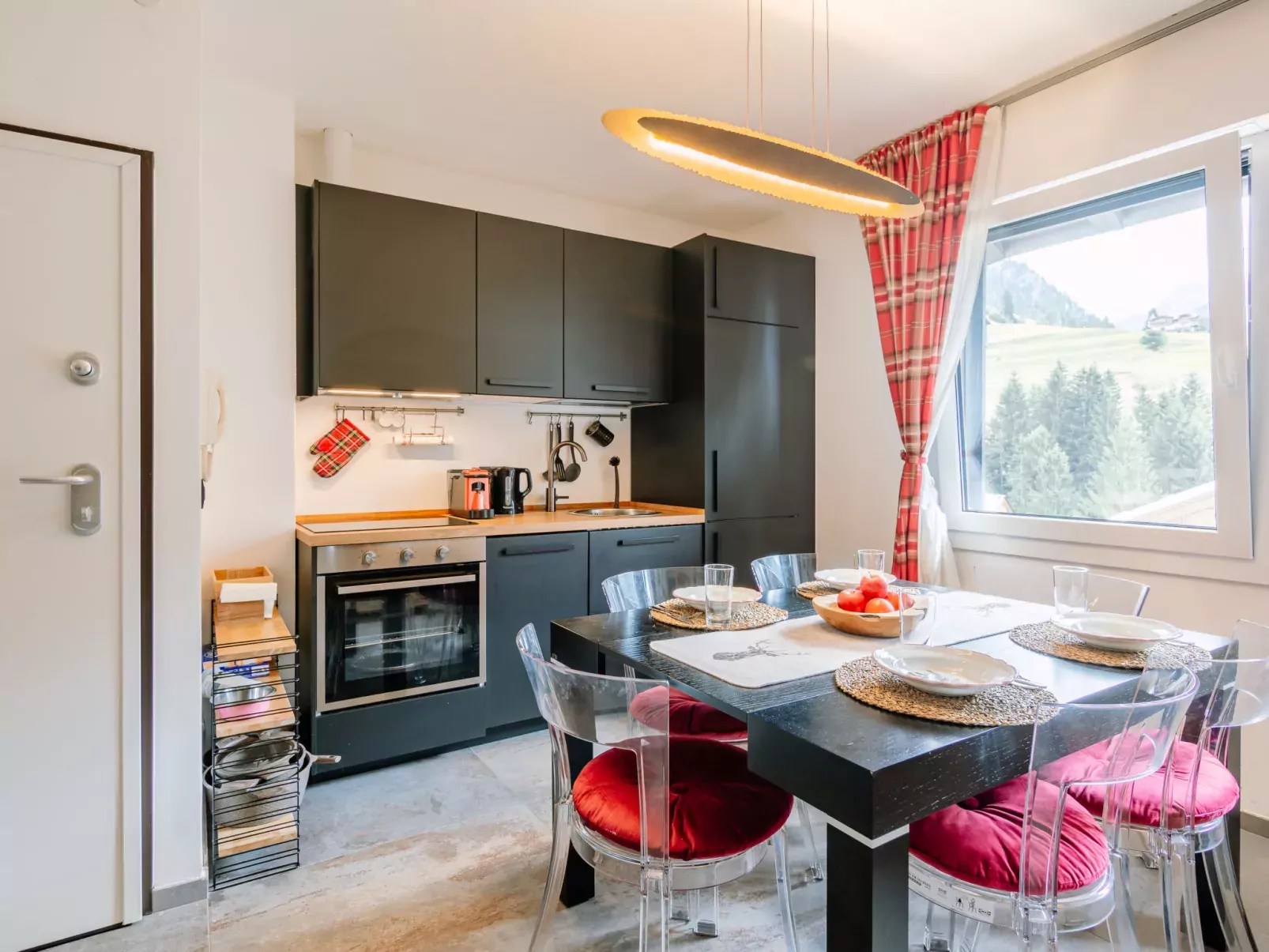 Family House-Dedans
