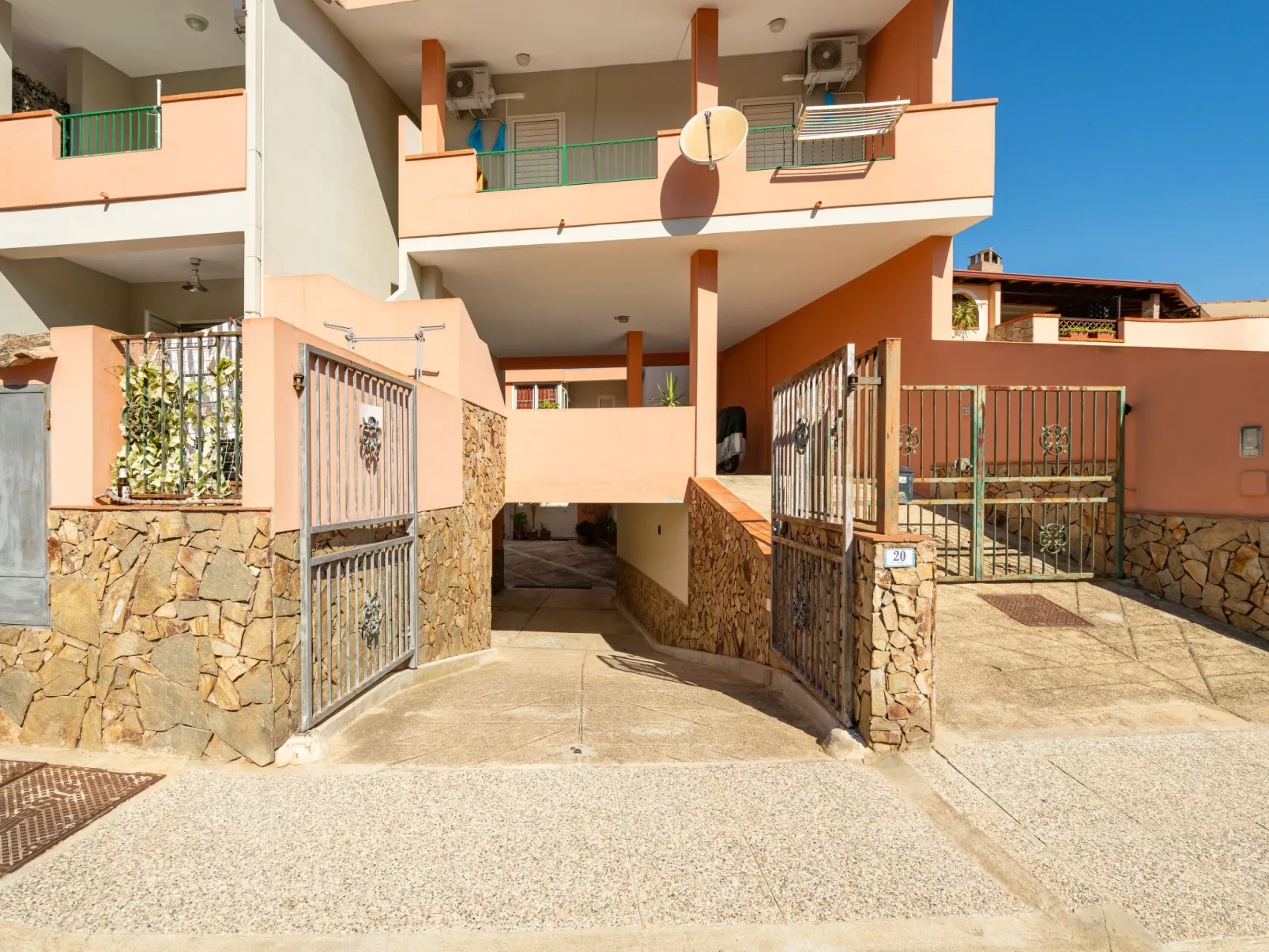 Domus Centro-Outside