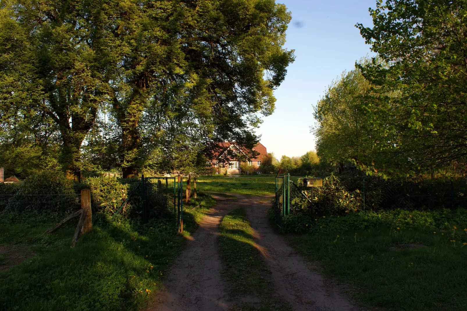 Romantisches Landhaus mit Kamin-Exterior summer