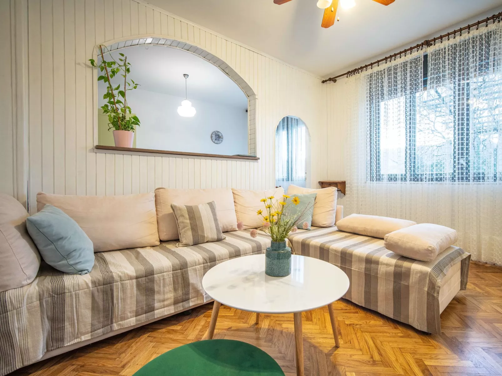 Dvor-Inside