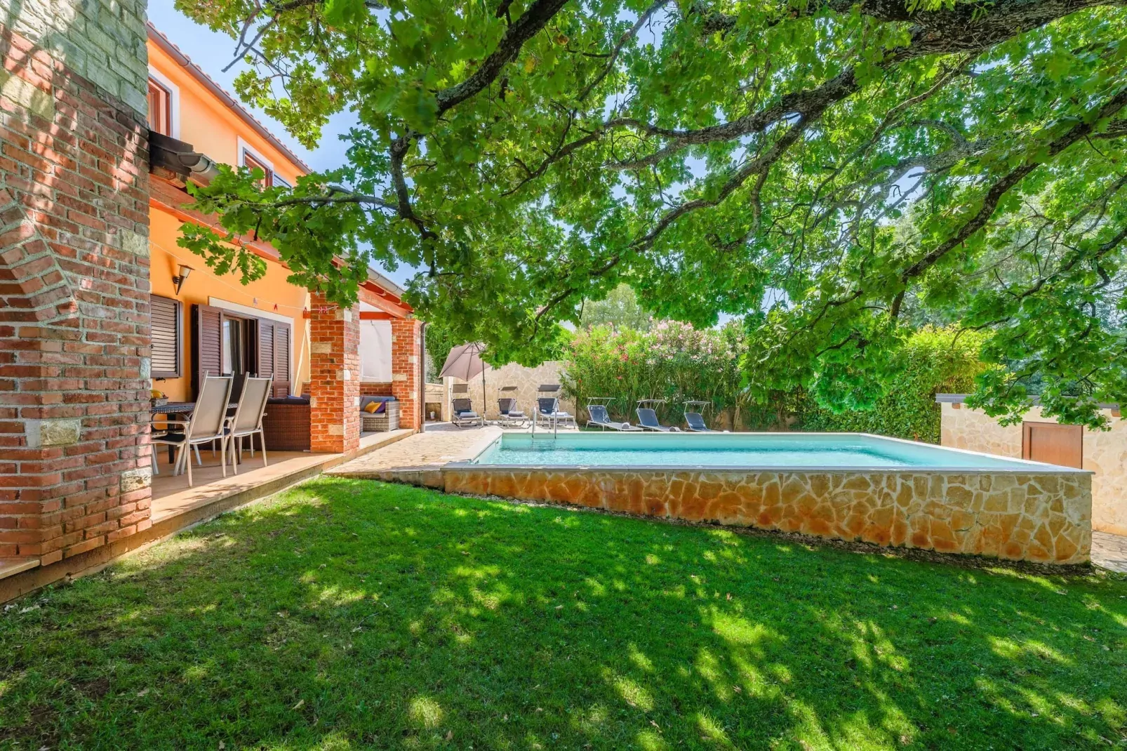 Villa Hrast Bacva-Gardens summer