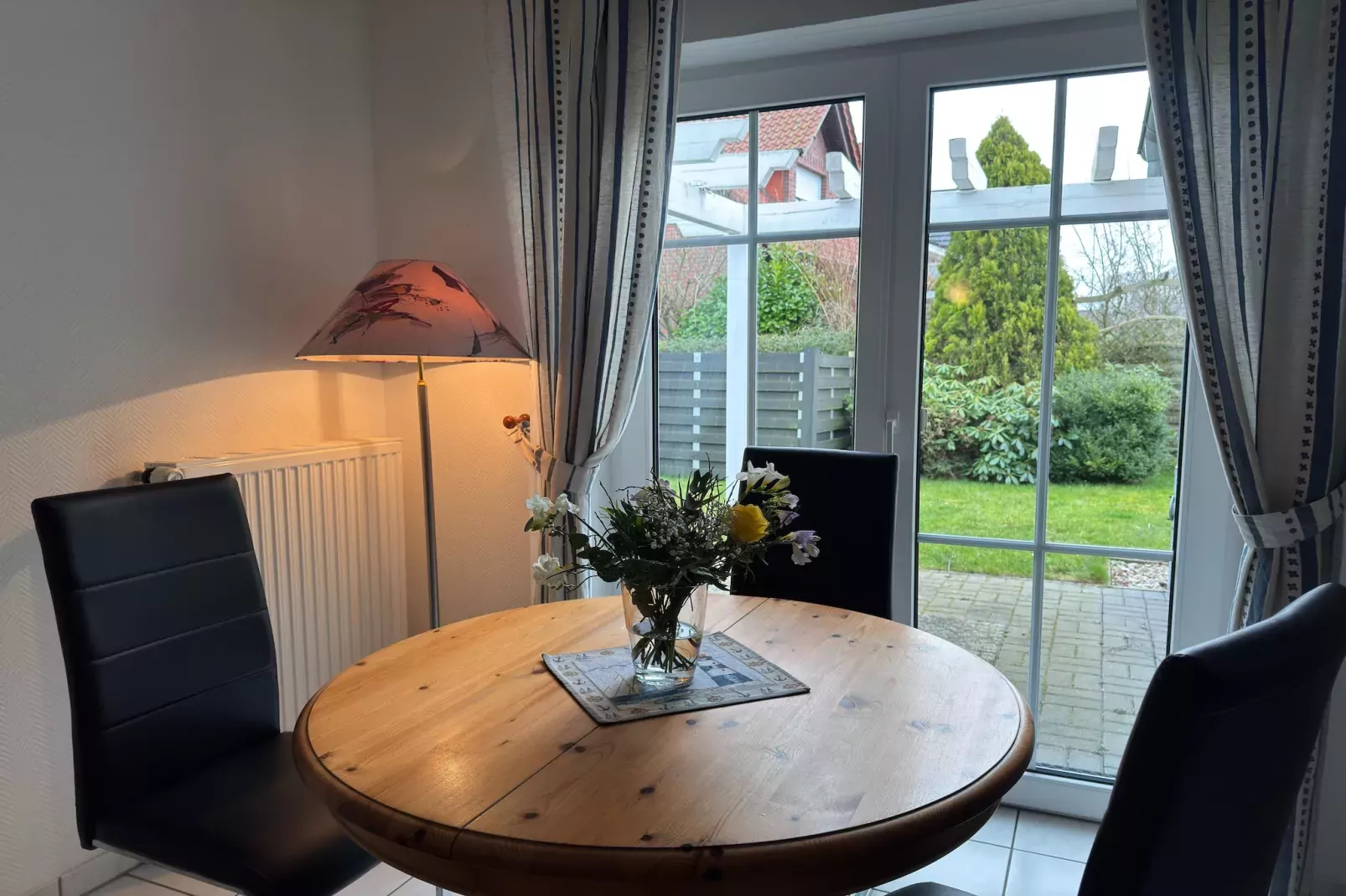 Die kleine Villa L-Dining room