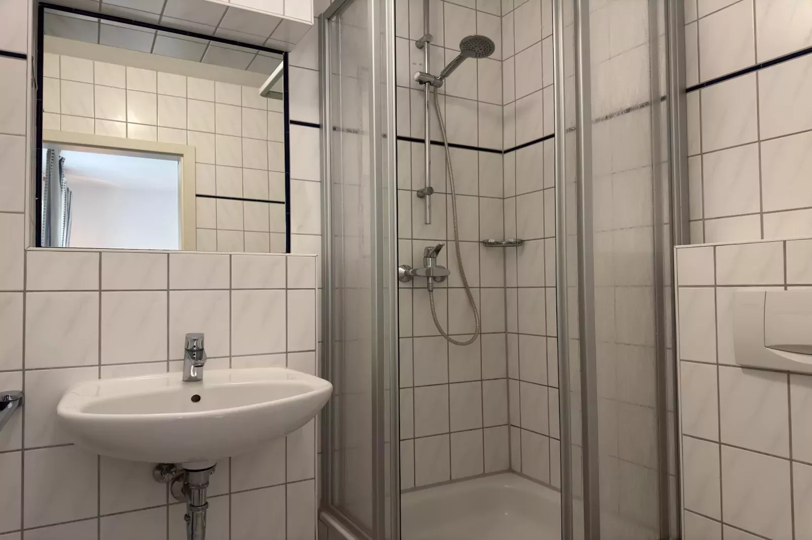 Die kleine Villa L-Bathroom