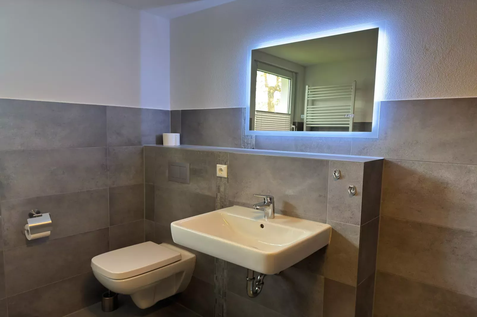 Das DarßHaus mit Kamin und Garten-Bathroom