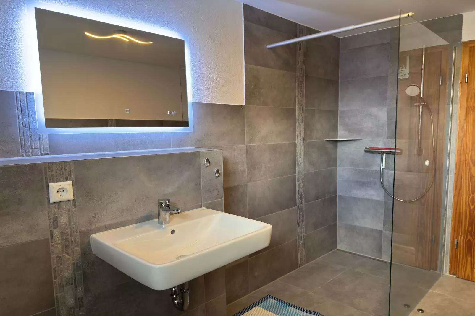 Das DarßHaus mit Kamin und Garten-Bathroom