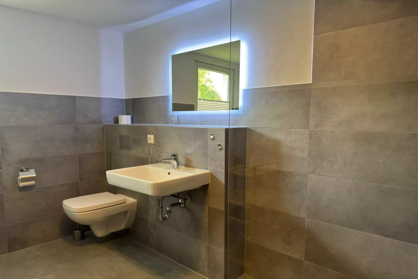 Das DarßHaus mit Kamin und Garten-Bathroom