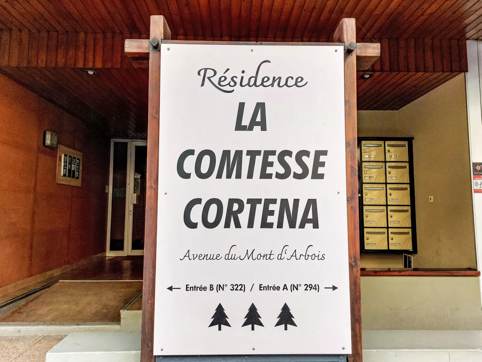 La Comtesse-Outside