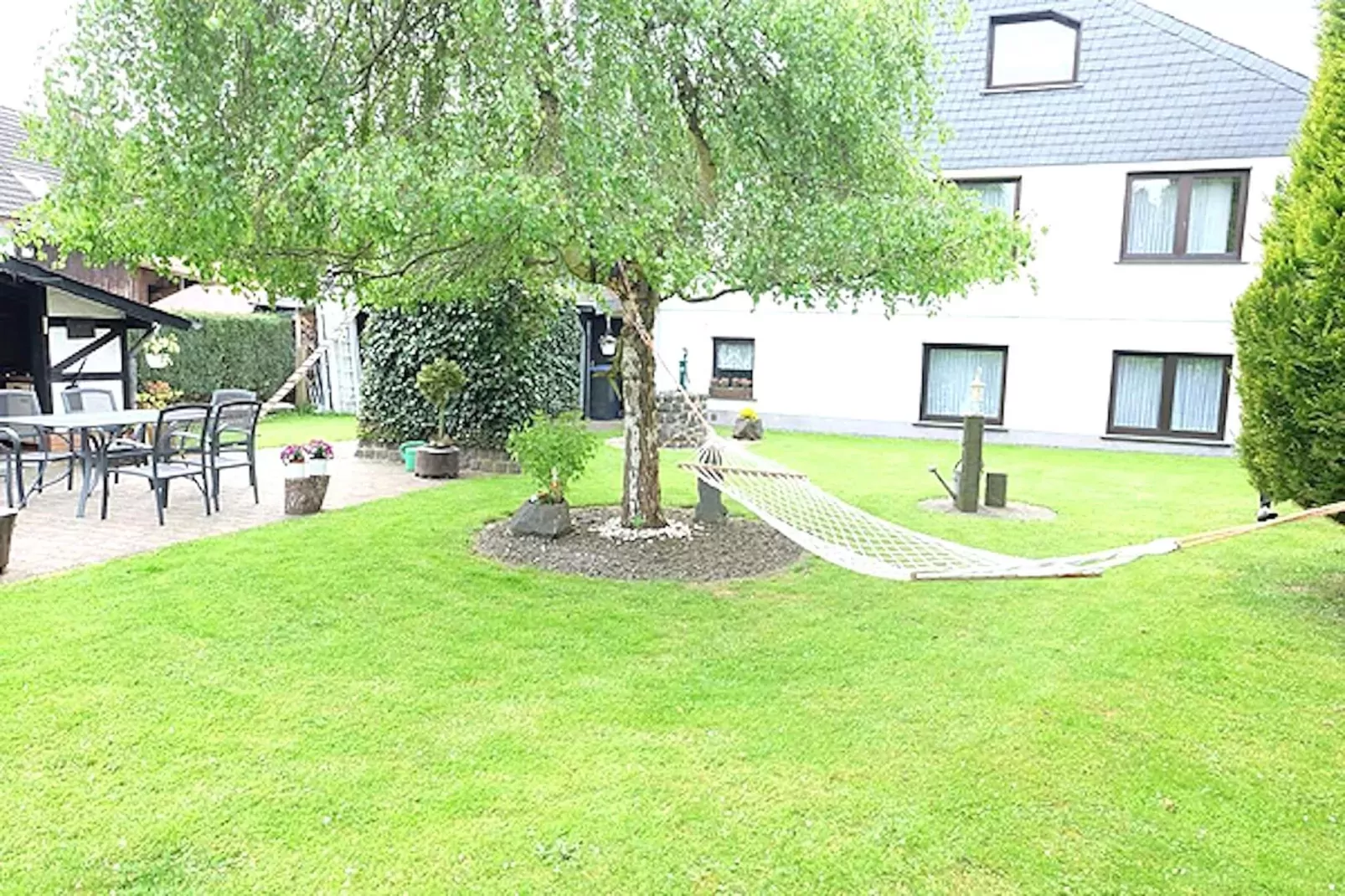 Ferienwohnung Oberstadtfeld Engeln-Gardens summer