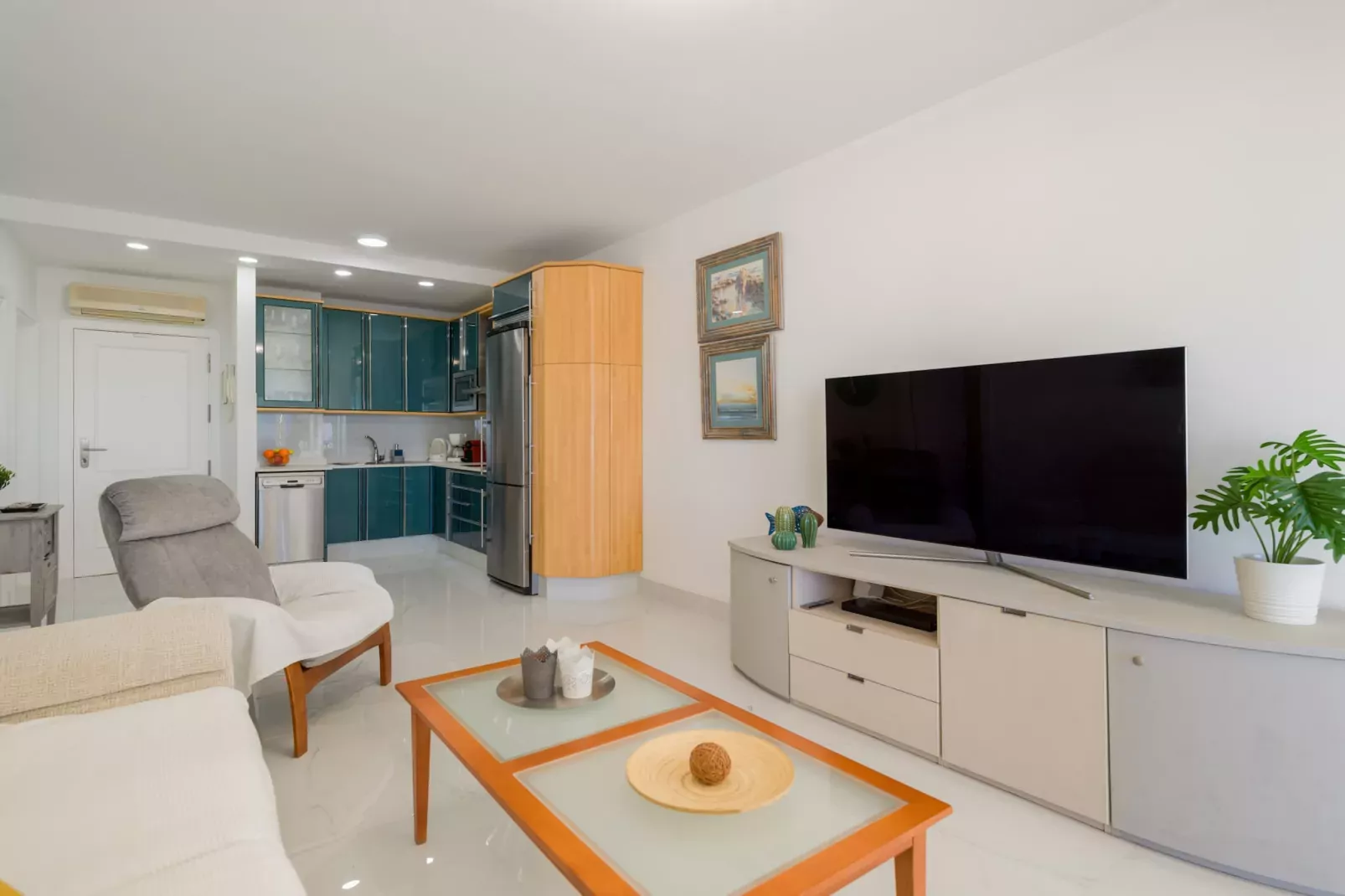 MOGAN BEACH BLUE SKY-Living room