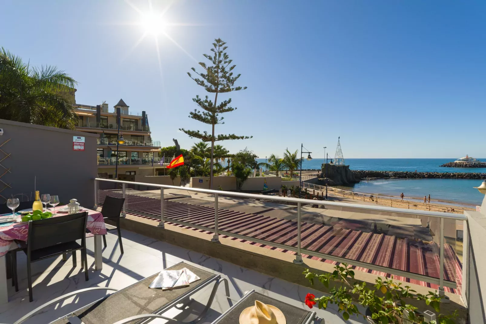 MOGAN BEACH BLUE SKY-Terrace