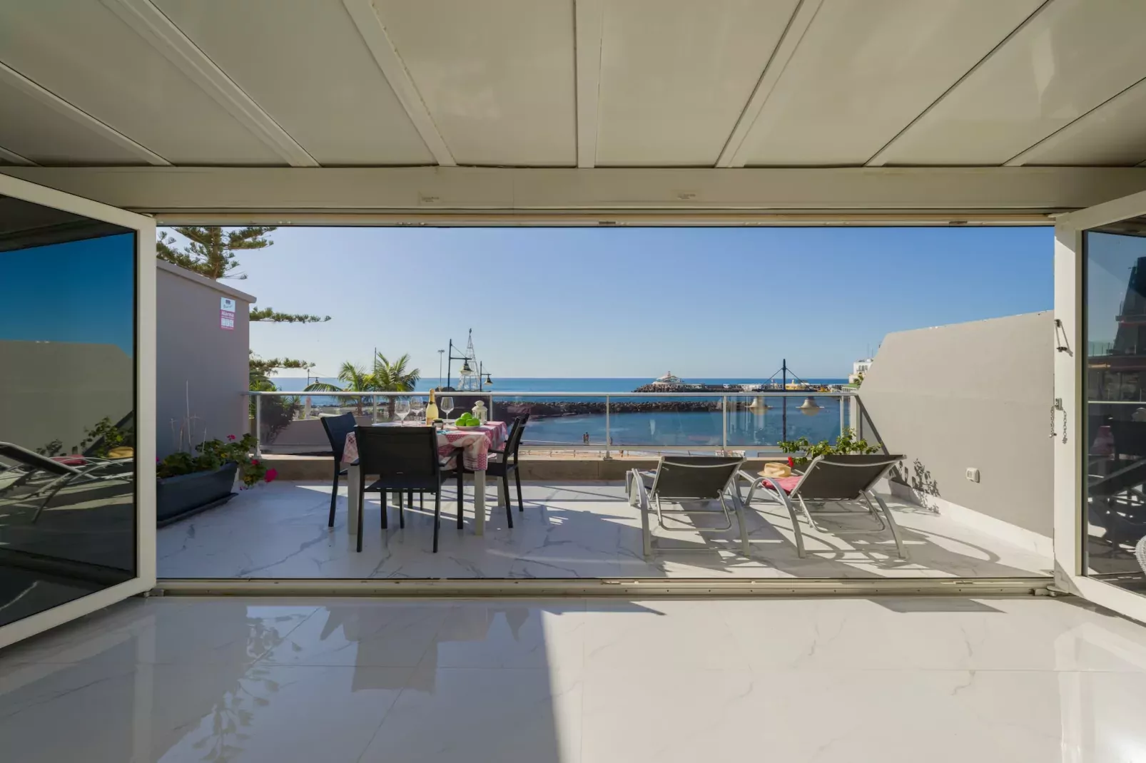 MOGAN BEACH BLUE SKY-Terrace