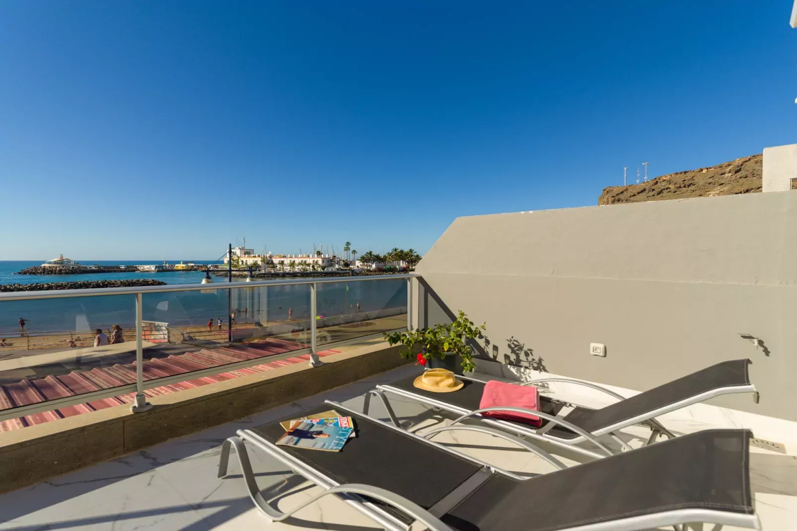 MOGAN BEACH BLUE SKY-Terrace